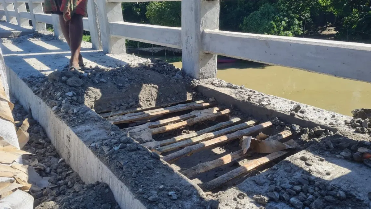 বাসাইলে ১০ কোটি টাকার সেতুতে রডের বদলে বাঁশ: দুদকের অভিযান