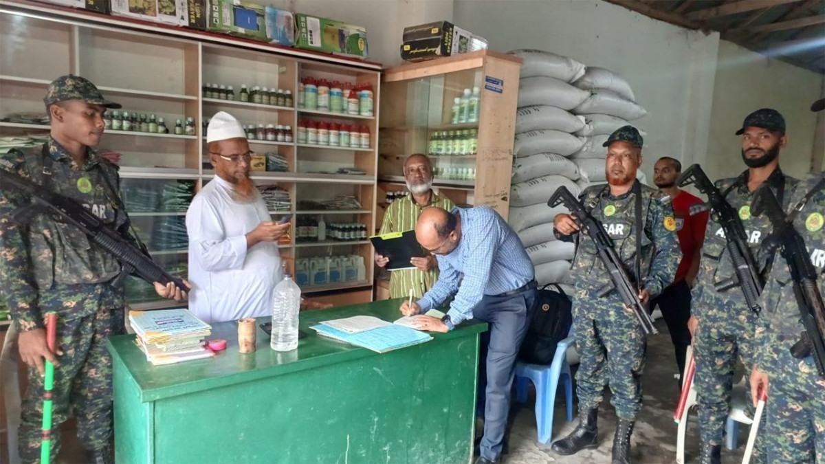 মাদারীপুরে অতিরিক্ত দামে সার বিক্রি, লাখ টাকা জরিমানা