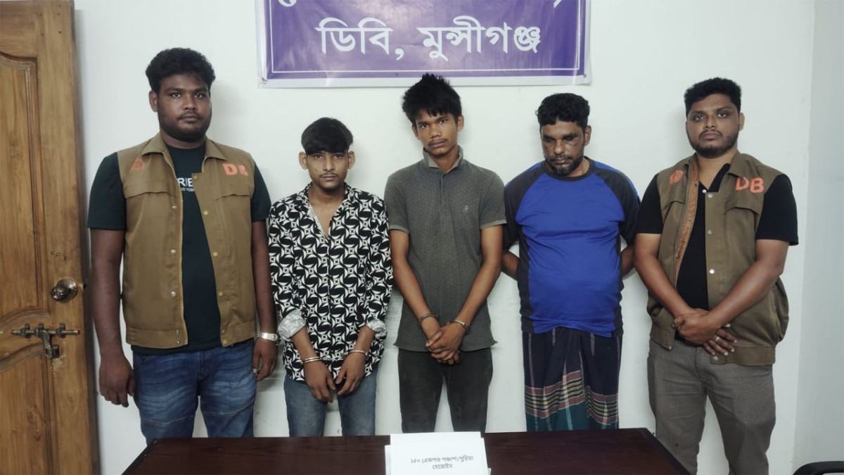 লৌহজংয়ে ডিবির অভিযানে হেরোইনসহ আটক ৩