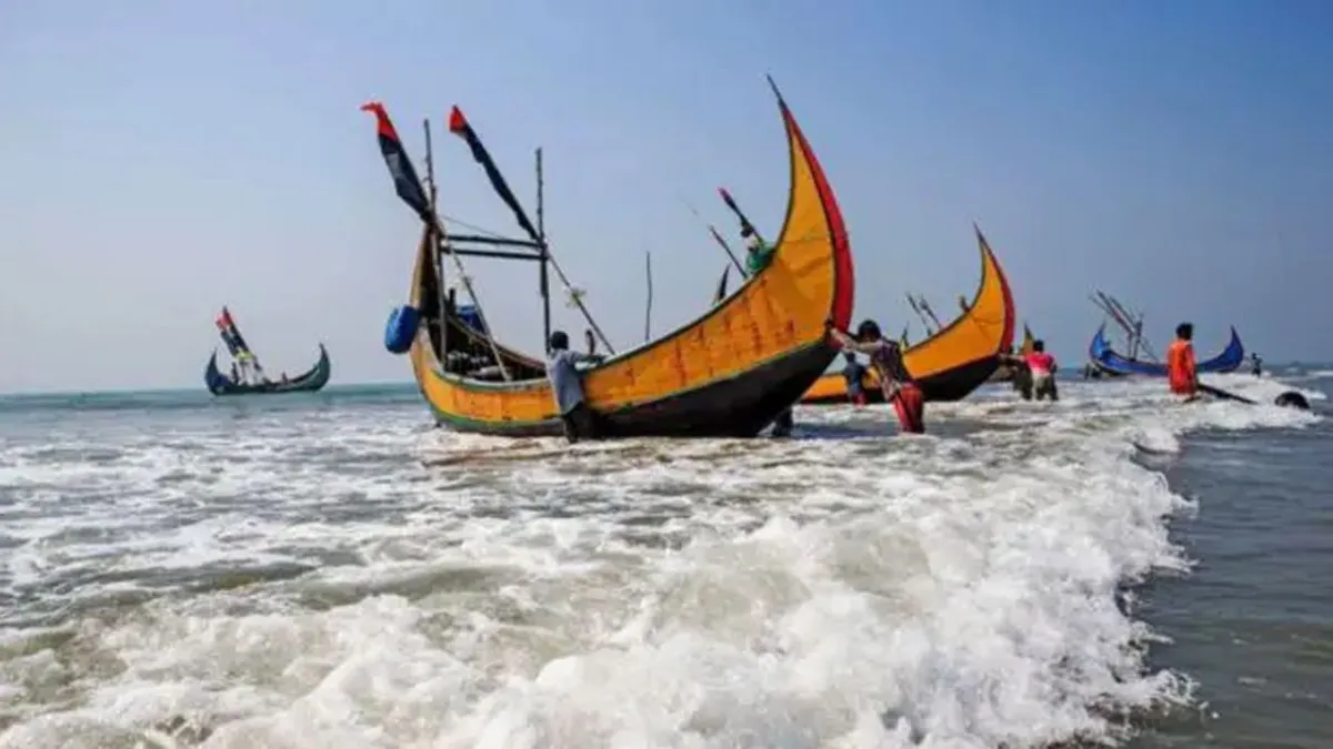 বিকল ট্রলারে ৪ দিন ভাসতে থাকা ১৮ জেলে উদ্ধার
