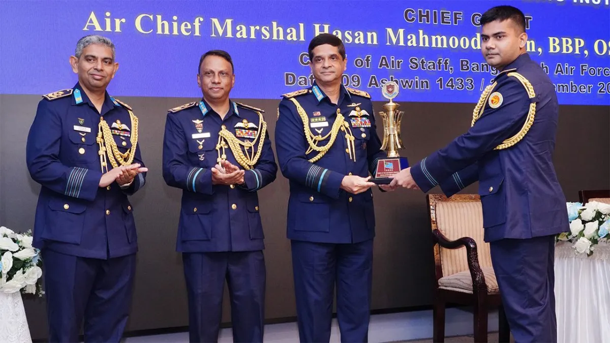 বাংলাদেশ বিমান বাহিনীর ১৩২তম জুনিয়র কমান্ড ও স্টাফ কোর্সের সনদপত্র বিতরণ