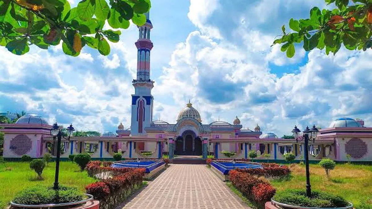 উজিরপুরে নামাজের পাশাপাশি মসজিদ দেখতে ছুটছেন নানা ধর্মের মানুষ
