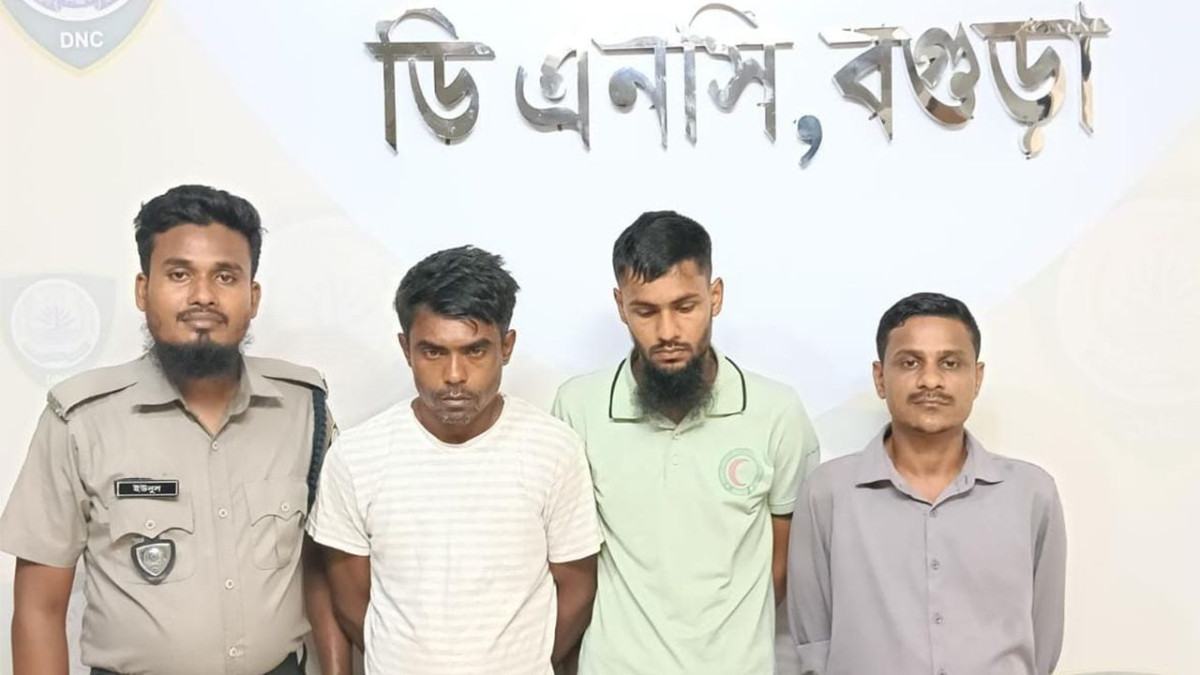 কুরিয়ারের গাড়িতে ইয়াবা, চালকসহ গ্রেফতার ৩