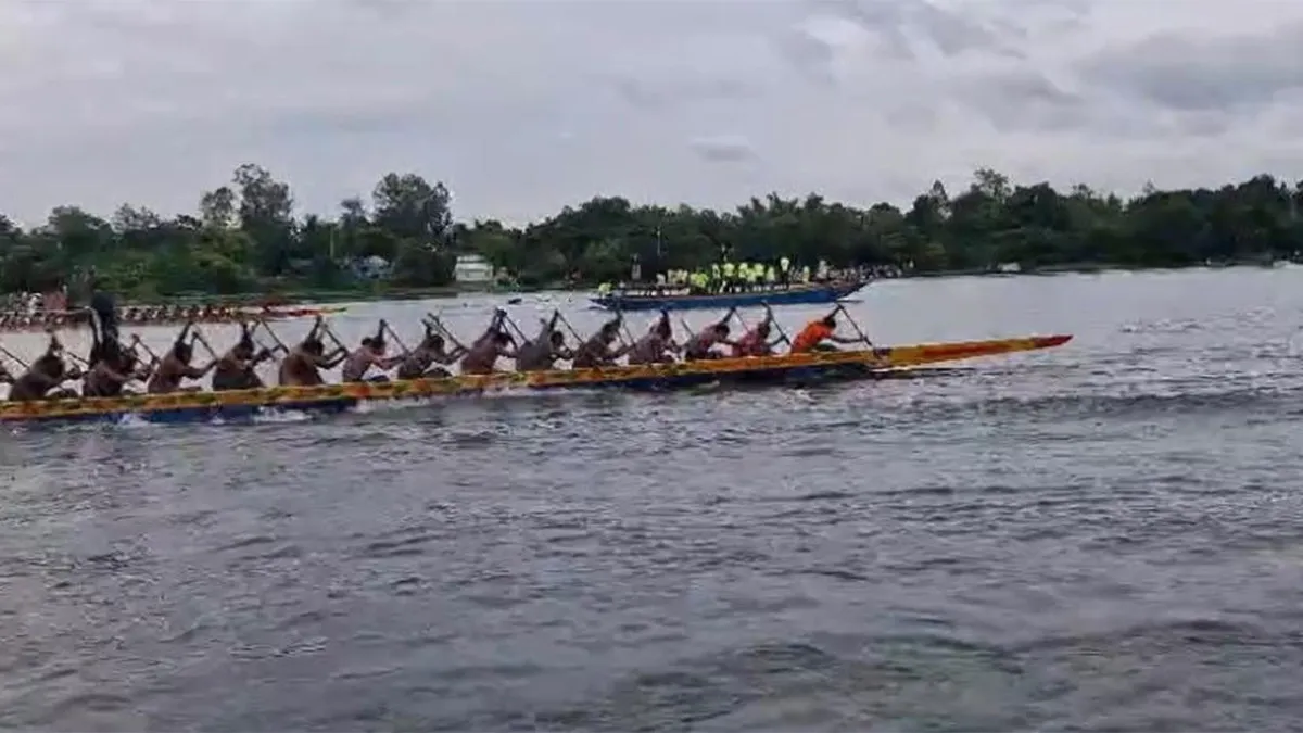 উল্লাপাড়ায় করতোয়া নদীতে ৩ দিনব্যাপী নৌকা বাইচ উৎসব