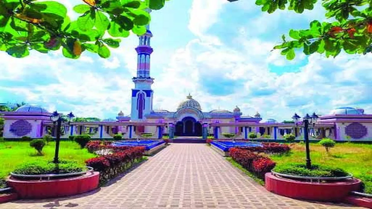 নামাজের পাশাপাশি মসজিদ দেখতে দর্শনার্থীদের ভিড়