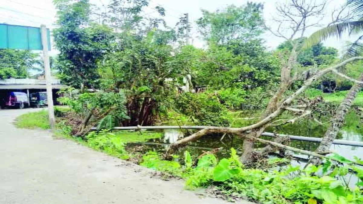 মহাসড়ক কেটে ড্রেজারের পাইপ স্থাপন থামছে না