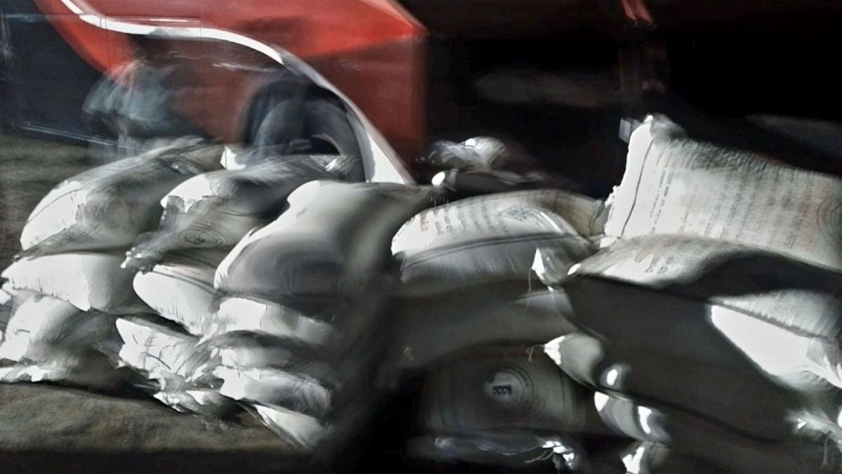 শিমুলিয়া ঘাটে অবৈধভাবে পাচারকালে ৬২ বস্তা সার জব্দ