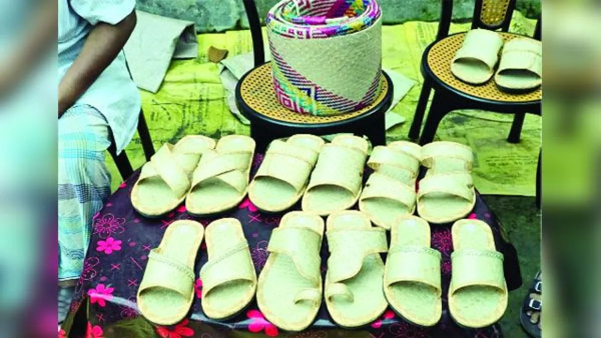 শীতলপাটি দিয়ে স্যান্ডেল, ঐতিহ্যকে নতুন করে বুনছেন রাবির ৪ শিক্ষার্থী
