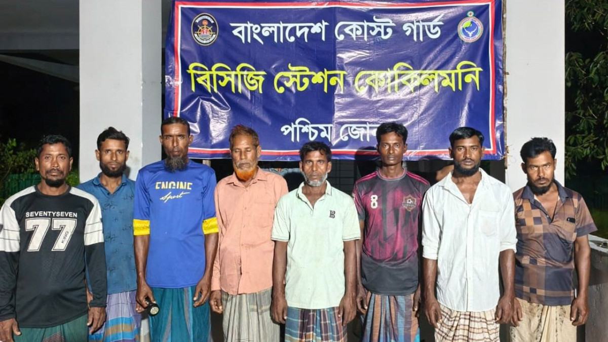 গভীর সমুদ্র থেকে ফিশিং বোটসহ ৮ জেলেকে জীবিত উদ্ধার