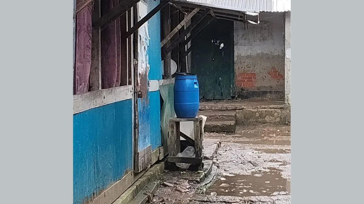 কাউখালীতে হোটেলে বাসি-পচা খাবার বিক্রির অভিযোগ
