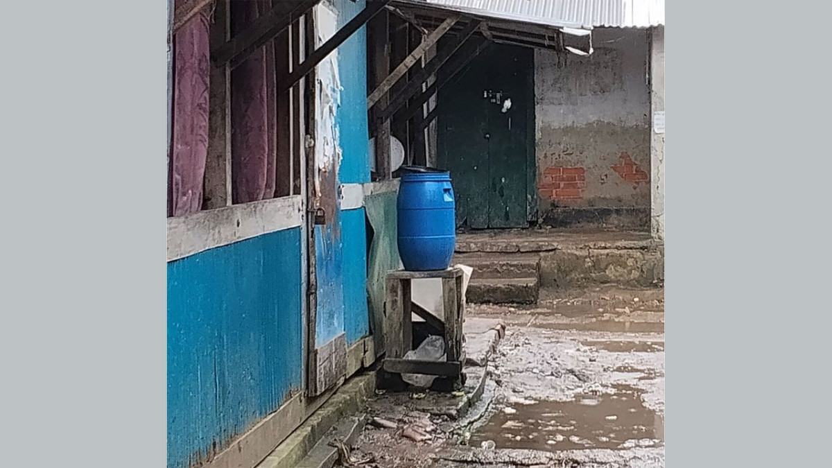 কাউখালীতে হোটেলে বাসি-পচা খাবার বিক্রির অভিযোগ