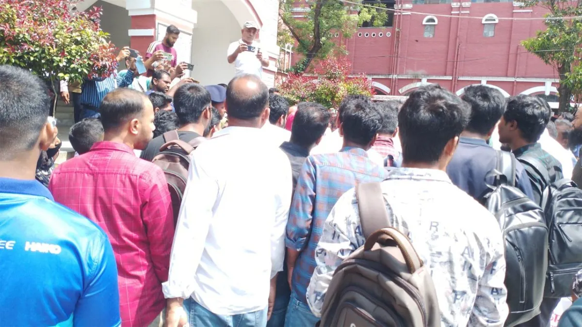 যশোরে নিয়োগপত্র না পেয়ে সুপারিশপ্রাপ্ত শিক্ষকদের অবস্থান কর্মসূচি