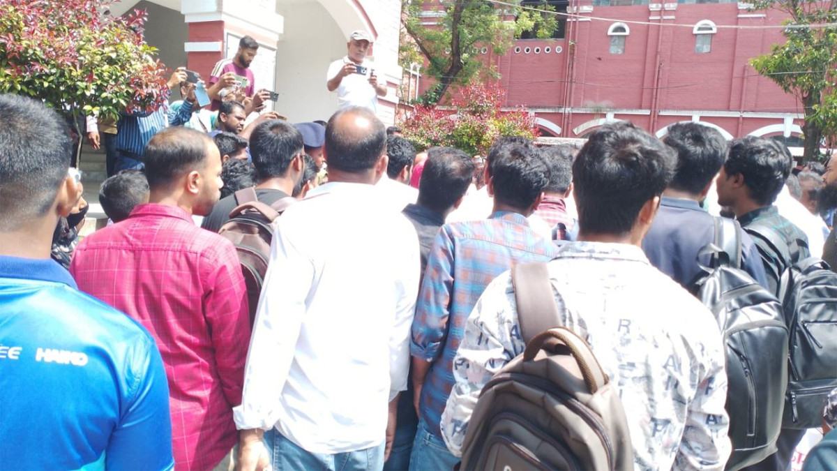 যশোরে নিয়োগপত্র না পেয়ে সুপারিশপ্রাপ্ত শিক্ষকদের অবস্থান কর্মসূচি