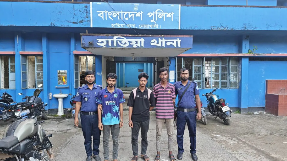 দেশীয় অস্ত্র দেখিয়ে রিলস তৈরি, কিশোর গ্যাংয়ের প্রধানসহ গ্রেফতার ৩