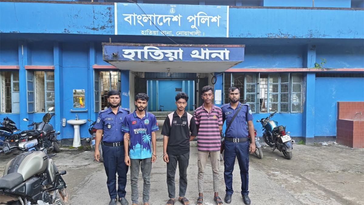 দেশীয় অস্ত্র দেখিয়ে রিলস তৈরি, কিশোর গ্যাংয়ের প্রধানসহ গ্রেফতার ৩