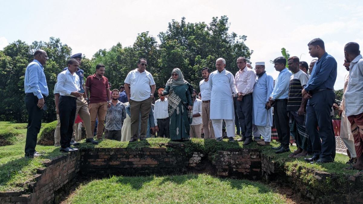 সীতাকোট বিহার পরিদর্শনে মন্ত্রী-প্রতিমন্ত্রী