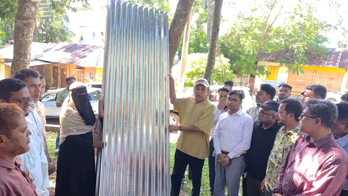 রামগড়ে প্রাকৃতিক দুর্যোগে ক্ষতিগ্রস্তদের মাঝে ত্রাণ বিতরণ