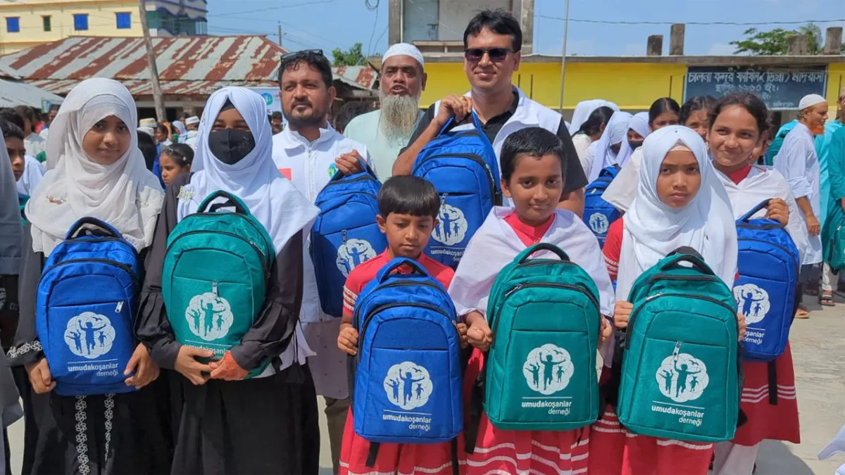 মোংলায় শিক্ষার্থীদের মাঝে শিক্ষা উপকরণ বিতরণ