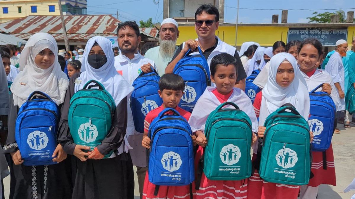 মোংলায় শিক্ষার্থীদের মাঝে শিক্ষা উপকরণ বিতরণ