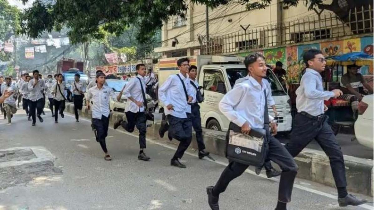 ঢাকা কলেজ ও আইডিয়াল কলেজের শিক্ষার্থীরা মুখোমুখি অবস্থানে