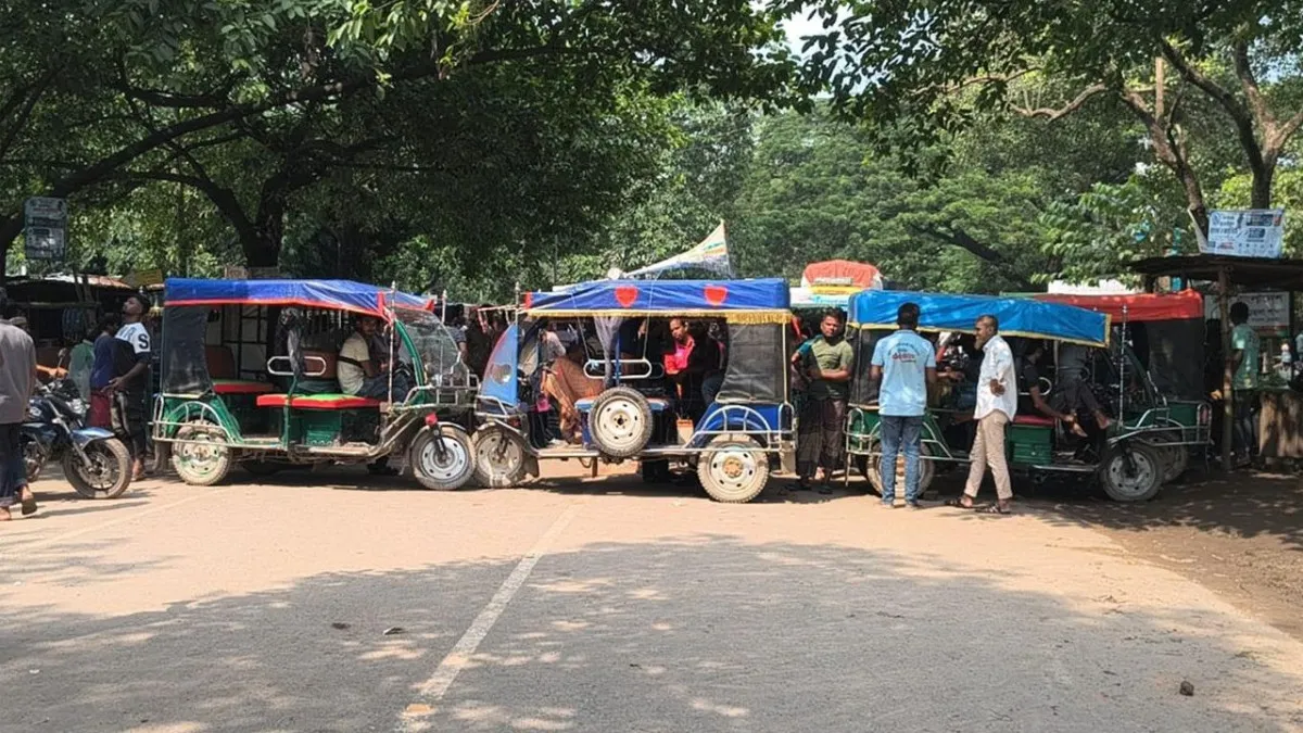দামুড়হুদায় ইজিবাইক আটকানোর প্রতিবাদে মহাসড়ক অবরোধ