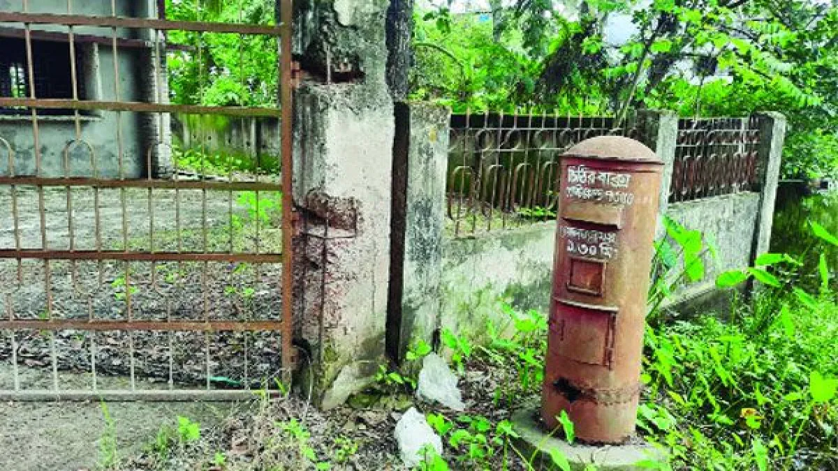 কালীগঞ্জ ডাকঘর সংস্কার ফেলে ঠিকাদার উধাও, কাজ শেষ হয়নি ২ বছরেও