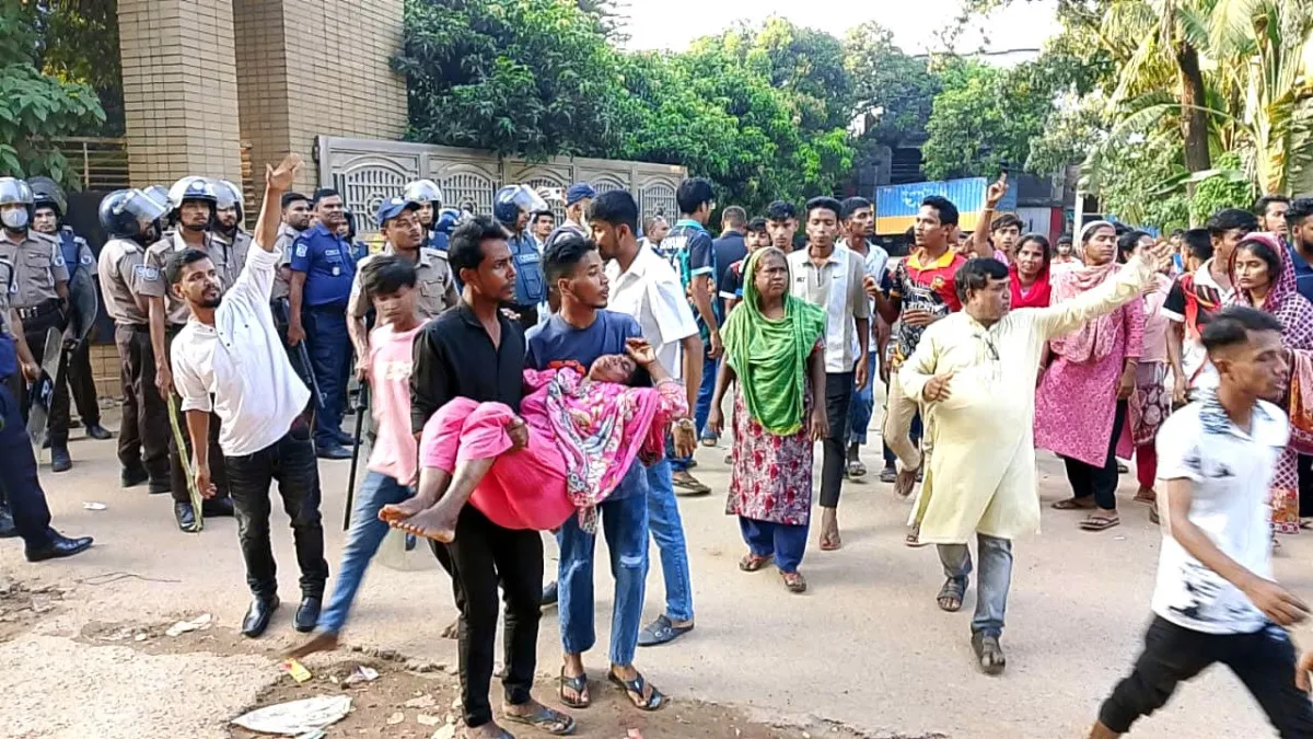 শ্রীপুরে বকেয়া বেতনের দাবিতে মহাসড়ক অবরোধ, পুলিশের লাঠিপেটায় আহত ৪