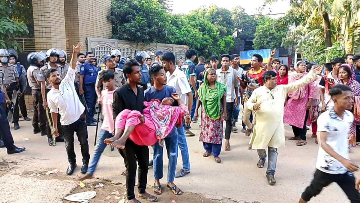 শ্রীপুরে বকেয়া বেতনের দাবিতে মহাসড়ক অবরোধ, পুলিশের লাঠিপেটায় আহত ৪