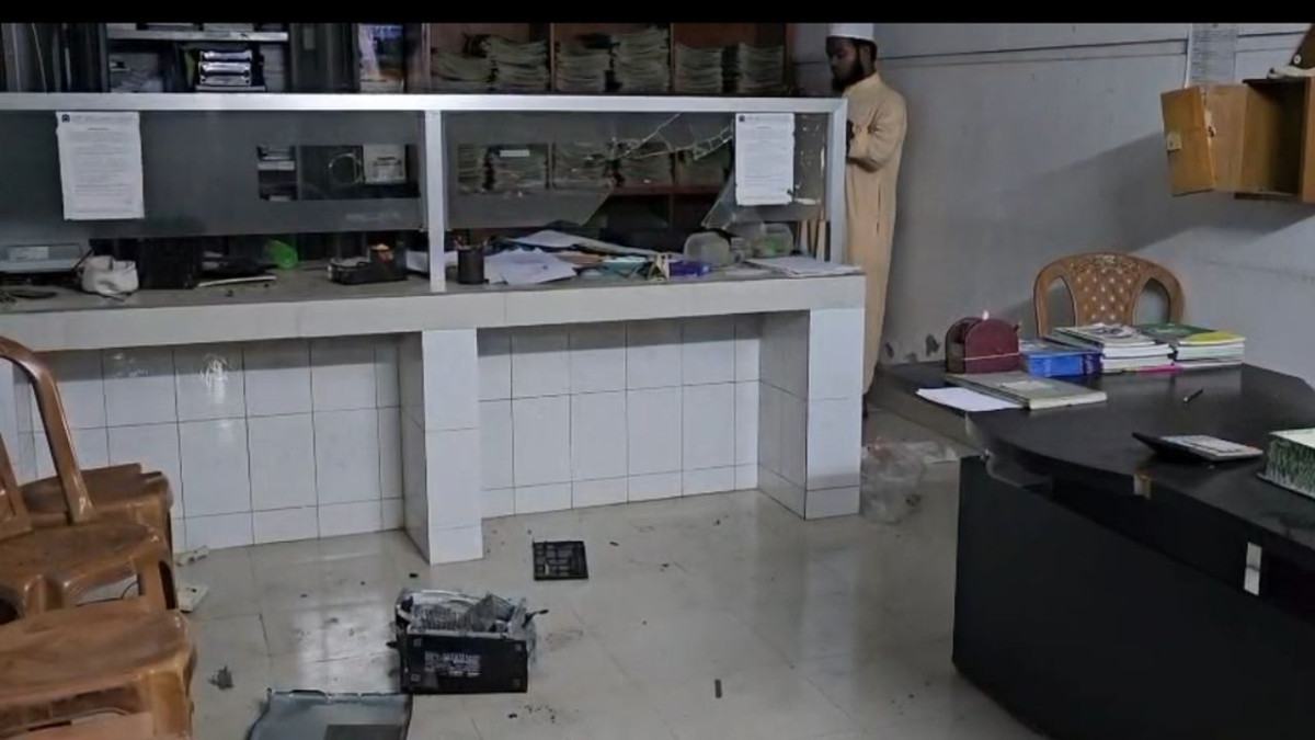 আশুলিয়ায় মাদরাসা ট্রাস্টের নিয়ন্ত্রণ নিয়ে হামলা-ভাঙচুর