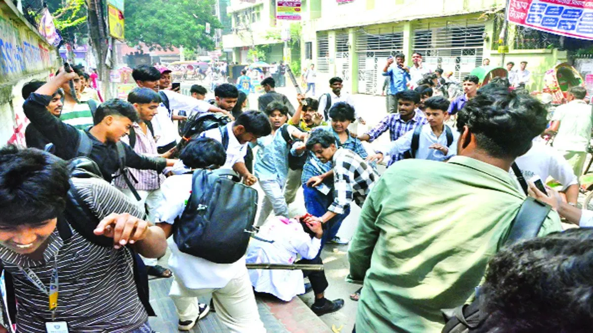 ফের ঢাকা কলেজ ও আইডিয়াল কলেজের শিক্ষার্থীদের সংঘর্ষ