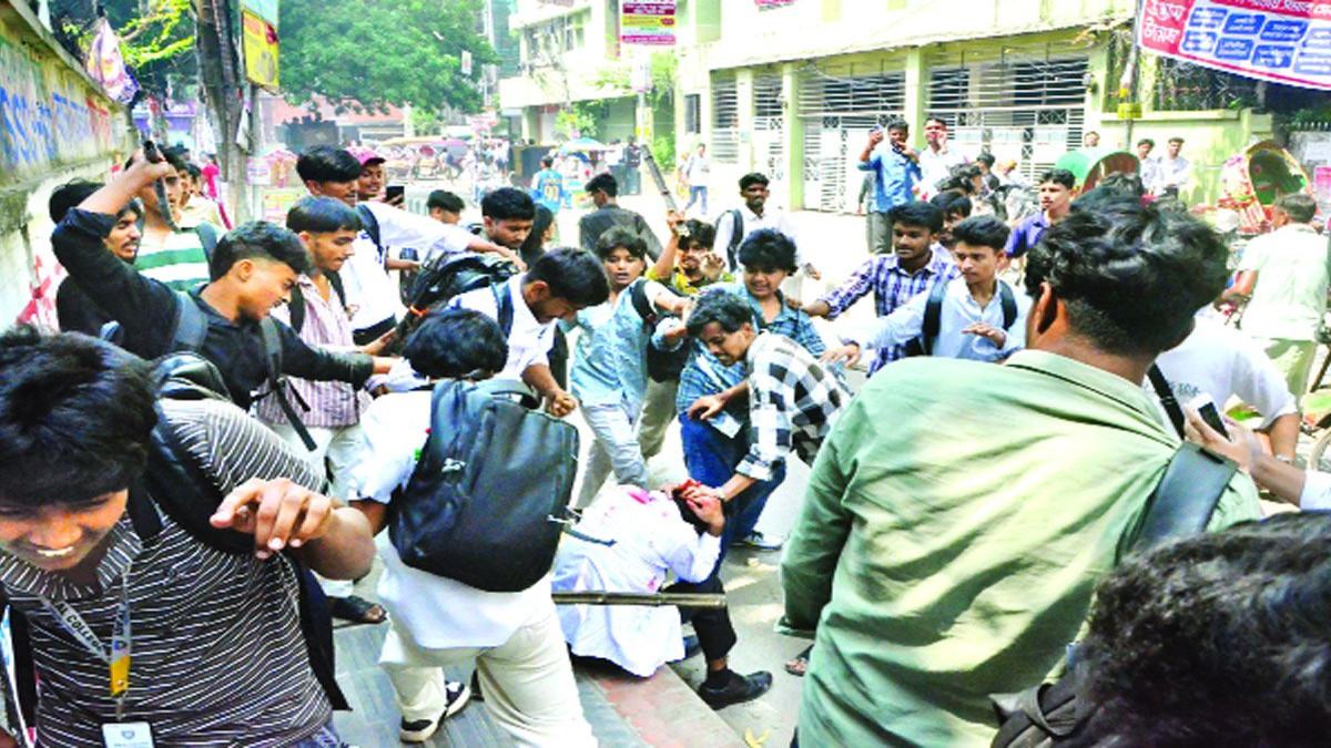 ফের ঢাকা কলেজ ও আইডিয়াল কলেজের শিক্ষার্থীদের সংঘর্ষ