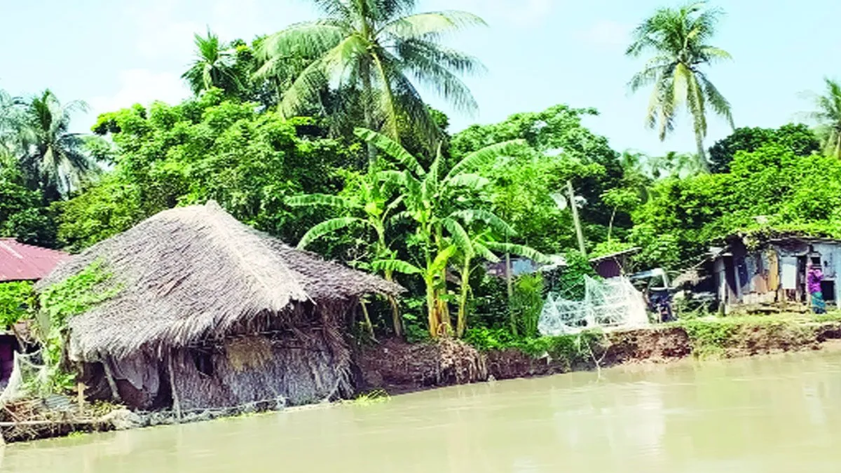 কাউখালীতে আকস্মিক নদীভাঙনে বসতঘর বিলীন