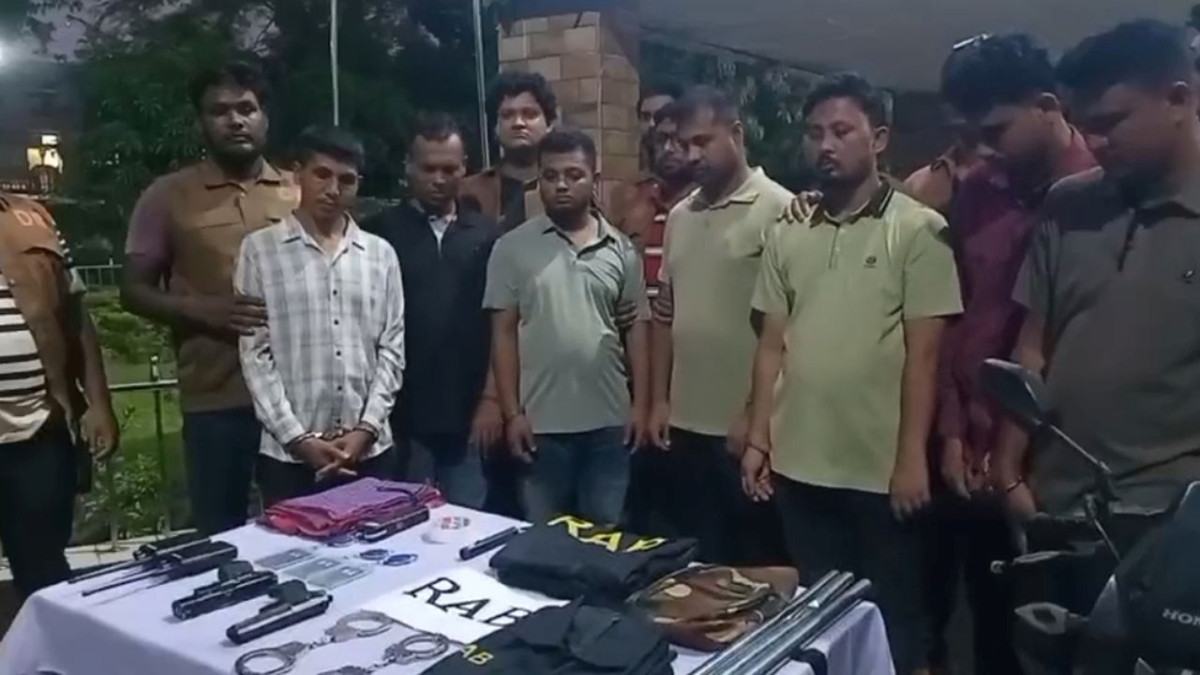 শ্রীনগরে ডাকাতির প্রস্তুতিকালে চাকরিচ্যুত ২ সেনা সদস্যসহ গ্রেফতার ৭