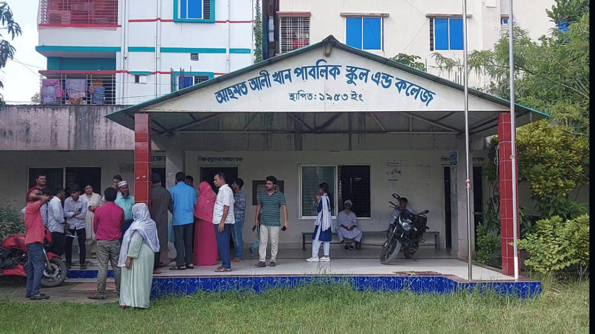মাদারীপুরে শিক্ষা প্রতিষ্ঠানে ঢুকে শিক্ষার্থীর ওপর হামলা, কিশোর আটক