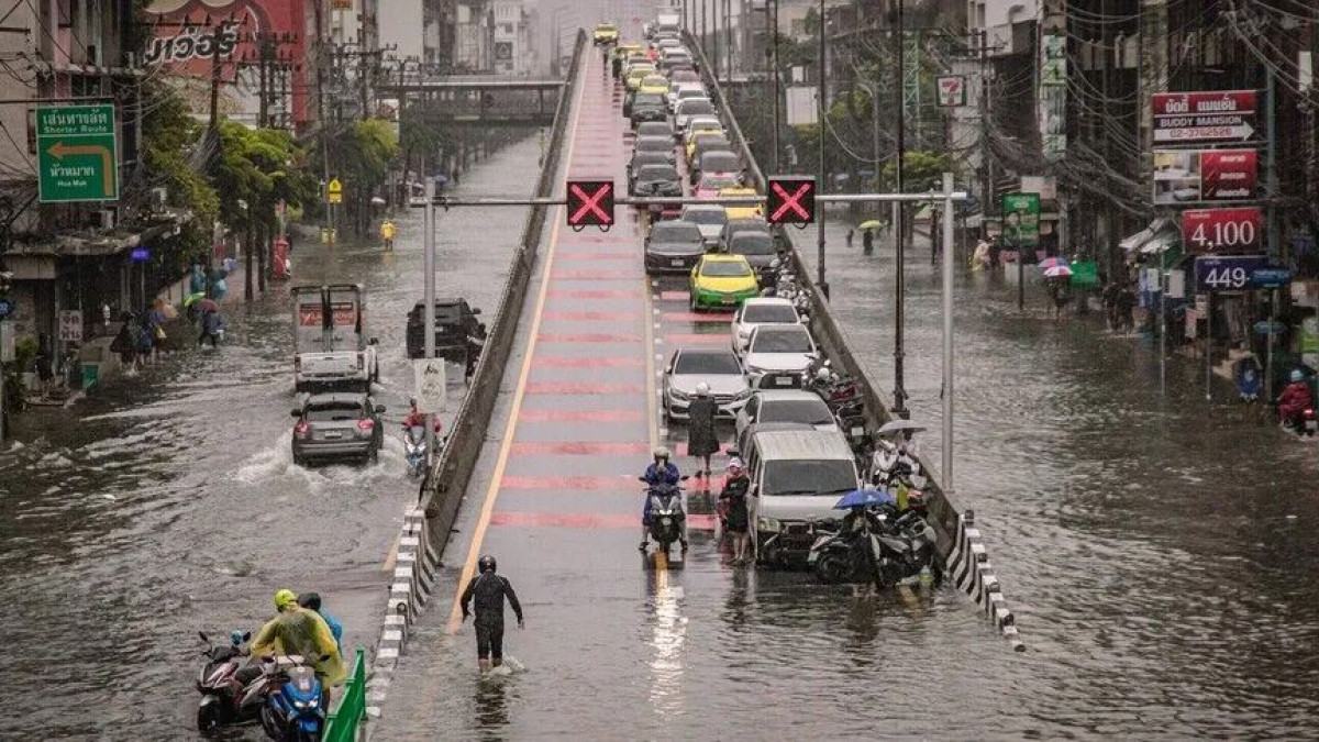 ব্যাংককে বন্যায় ক্ষতিগ্রস্ত ৭ লাখ মানুষ, দুই দিনের ছুটি