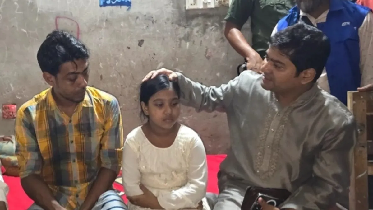 বেঁধে রাখা বাবাকে শিশু মেয়ের খাওয়ানোর ভিডিও ভাইরাল, পাশে দাঁড়াল প্রশাসন