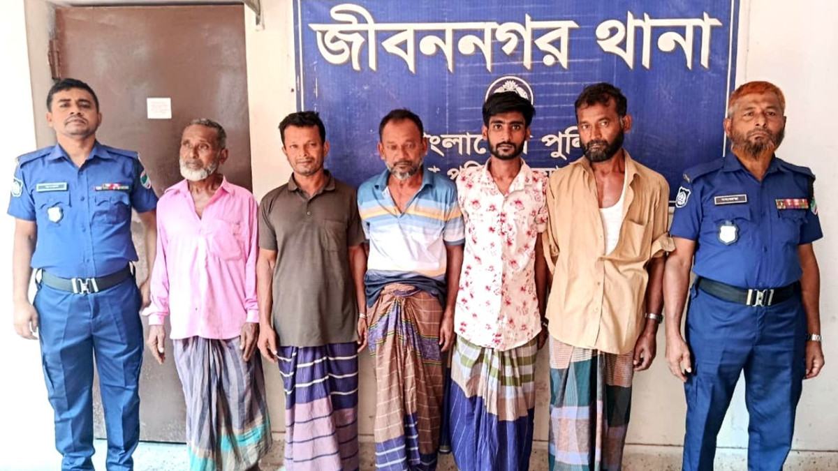 জীবননগরে কার্যক্রম নিষিদ্ধ আ’লীগ ও ছাত্রলীগের ৩ নেতাসহ গ্রেফতার ৮