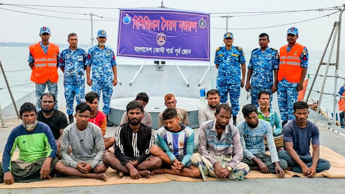 ইঞ্জিনবিকল ফিশিং বোটসহ ১৩ জেলেকে উদ্ধার কোস্ট গার্ডের