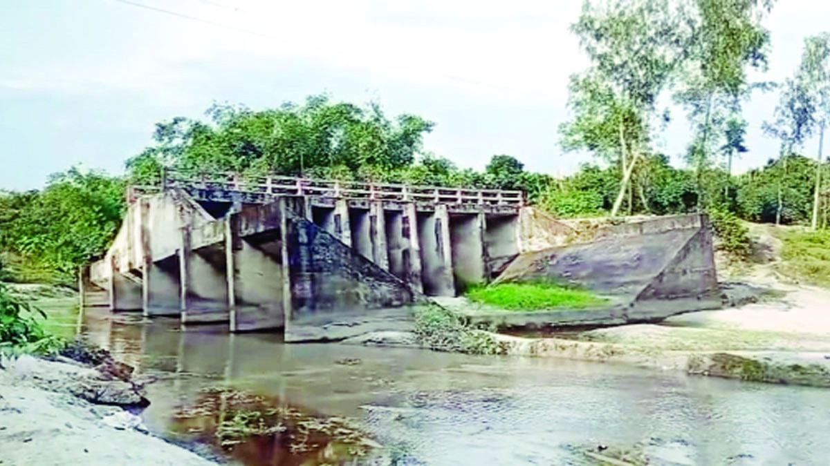 সেতু ভেঙে ১০ গ্রামের মানুষের ভোগান্তি