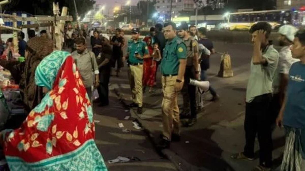 মহাখালীতে ফুটপাথ দখলমুক্ত করতে ডিএমপির উচ্ছেদ অভিযান