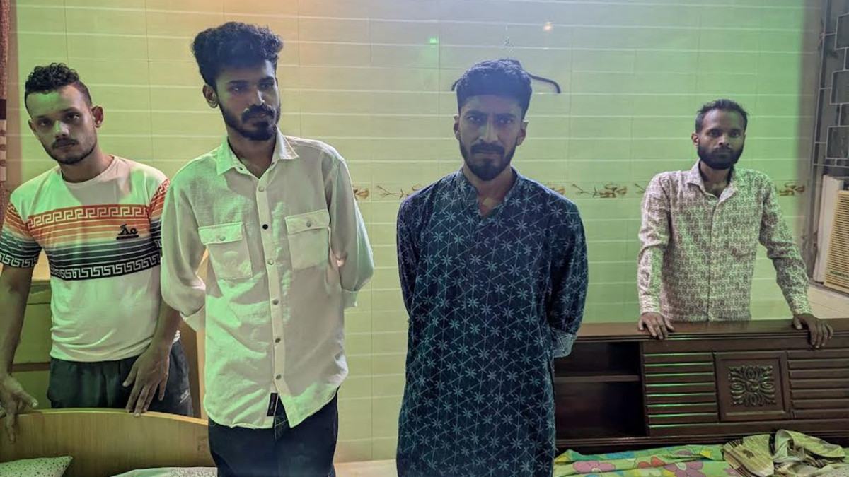 বাকৃবিতে ইয়াবা সেবনের সময় কর্মচারীসহ চারজন আটক