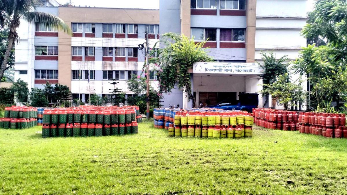 চিতলমারীতে ২০৪২ গ্যাস সিলিন্ডার জব্দ, প্রতিষ্ঠান মালিকের কারাদণ্ড