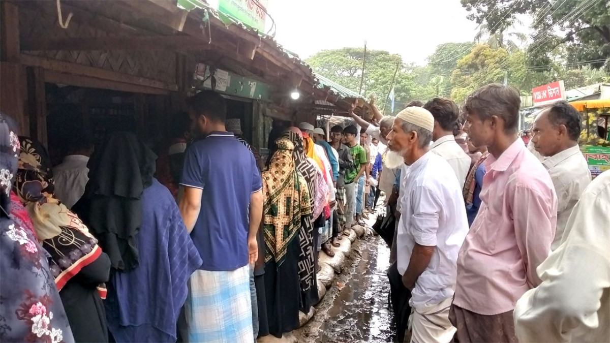 ১০ কেজি সারের জন্য ৬ ঘণ্টার অপেক্ষা, কৃষকের ক্ষোভ