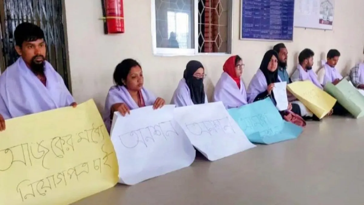 ‘কাফনের কাপড় নিয়ে এসেছি, নিয়োগপত্র ছাড়া ফিরব না’