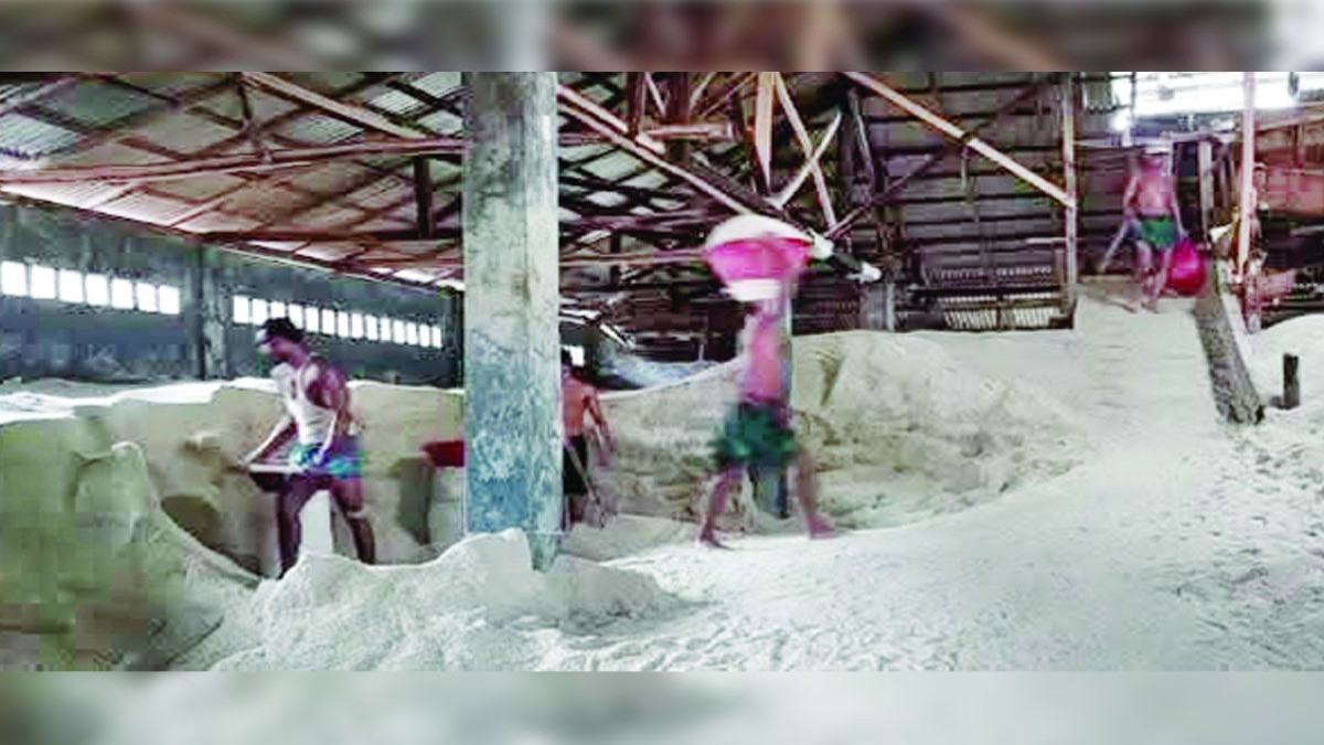 ঝালকাঠির লবণশিল্প ধ্বংসের দ্বারপ্রান্তে