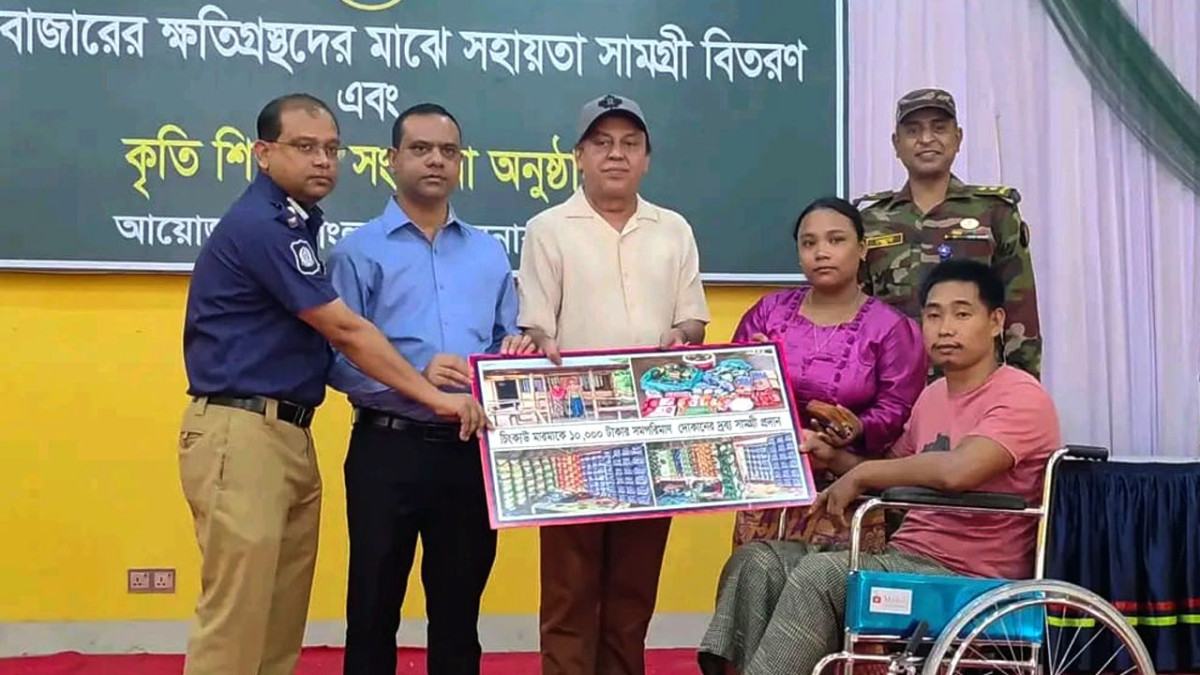 গুইমারায় সহিংসতায় ক্ষতিগ্রস্তদের মাঝে সহায়তা বিতরণ