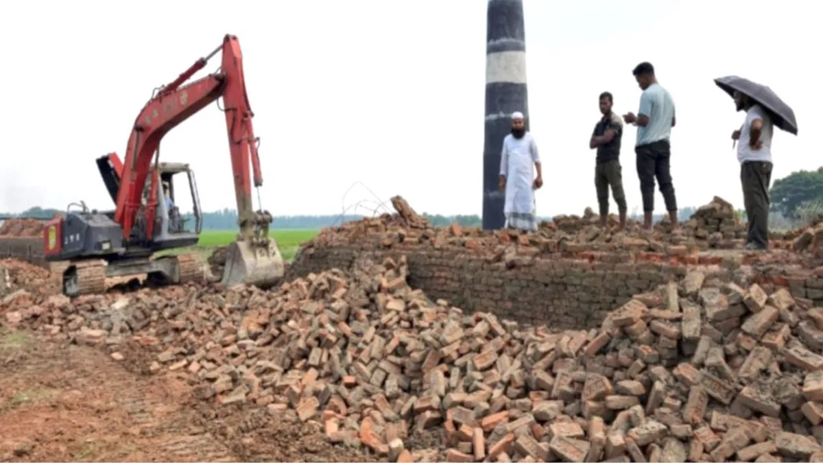 সুবর্ণচরে লাইসেন্সবিহীন ইটভাটা গুঁড়িয়ে দিল প্রশাসন
