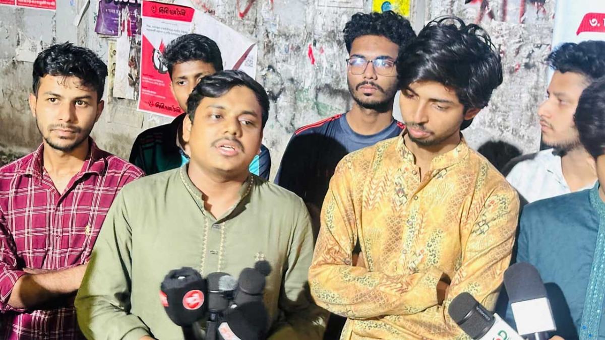 শেখ মুজিবের নামে হলের নামফলক পুনঃস্থাপনের উদ্যোগের প্রতিবাদ ডাকসু নেতাদের