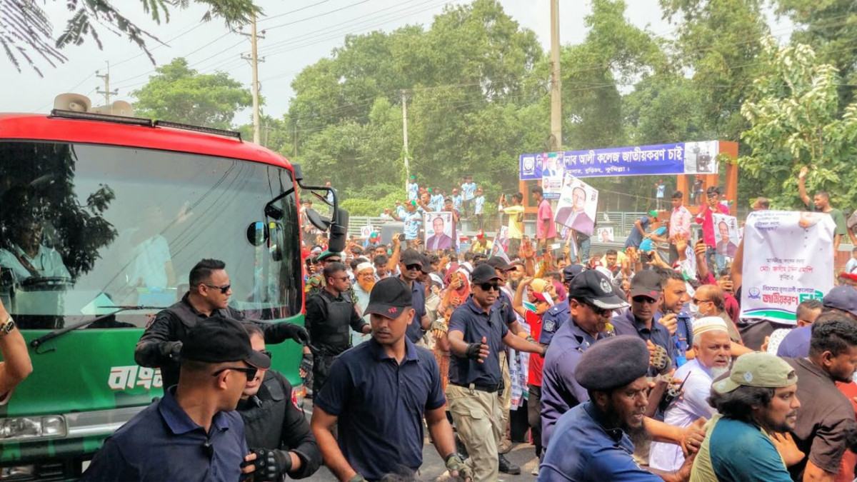 কুমিল্লা অতিক্রম করেছে প্রধানমন্ত্রীর গাড়িবহর