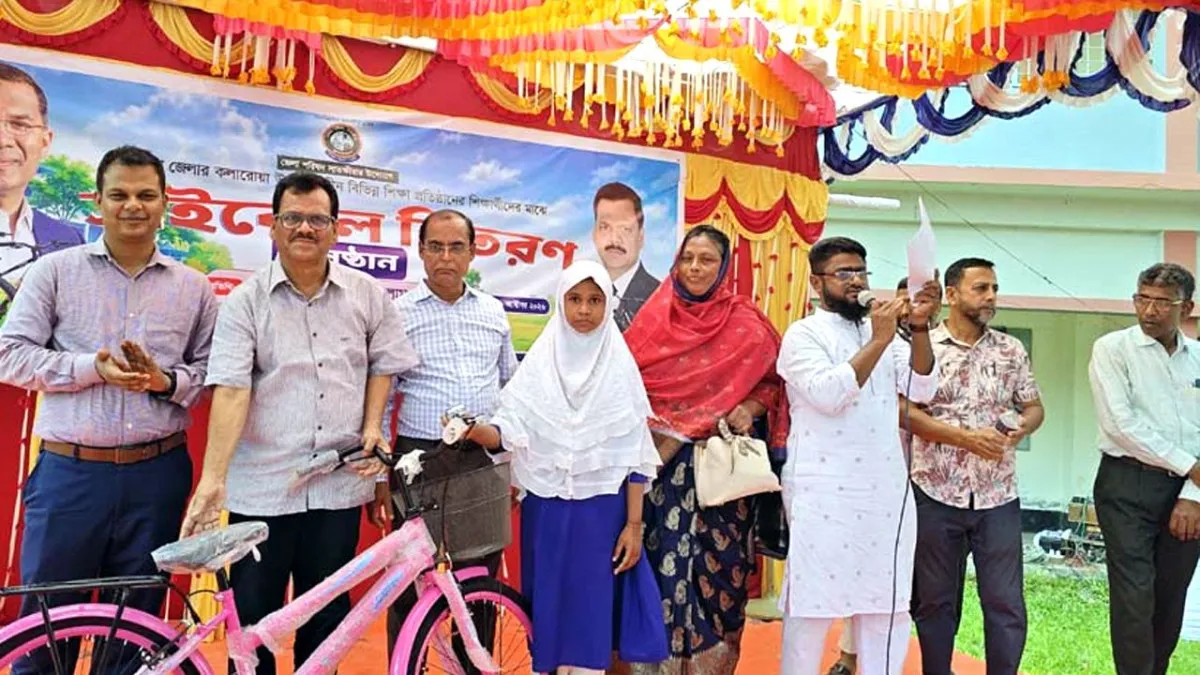 কলারোয়ায় মেধাবী ১০ শিক্ষার্থীর মাঝে সাইকেল বিতরণ